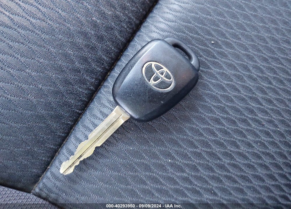 2018 TOYOTA COROLLA LE VIN: 5YFBURHEXJP827769