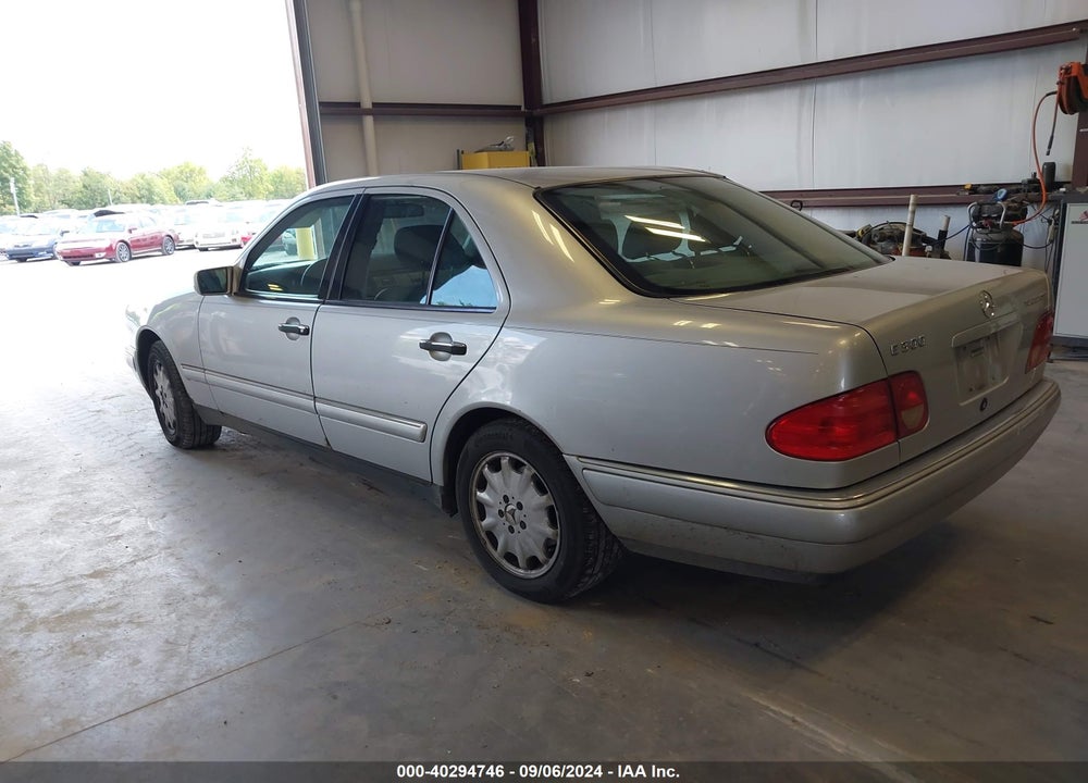 1999 MERCEDES-BENZ E 300 DIESEL VIN: WDBJF25H0XA853482