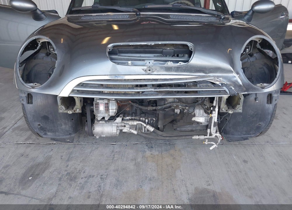 2005 MINI COOPER S VIN: WMWRH33545TK56458