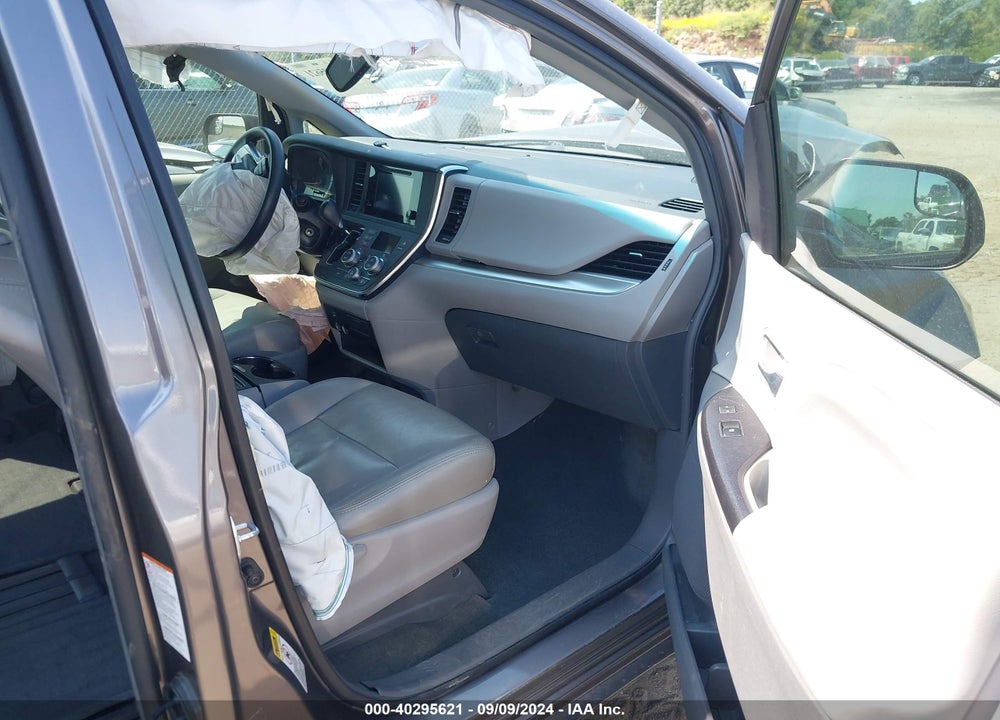 2017 TOYOTA SIENNA LE 8 PASSENGER VIN: 5TDKZ3DC3HS890541