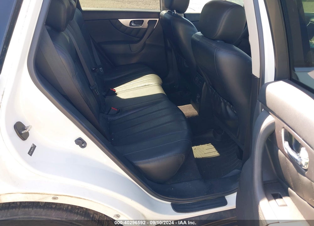 2017 INFINITI QX70 VIN: JN8CS1MW8HM415765