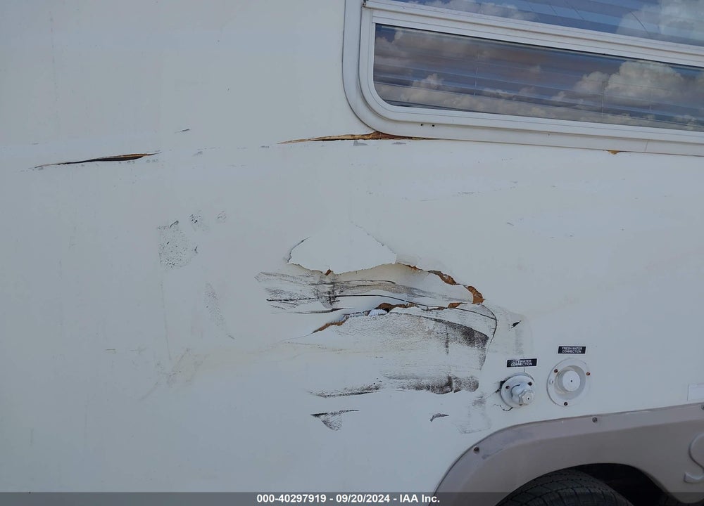 2009 FORST RIVER SURVEYOR 230 VIN: 4X4TSVY229K470052