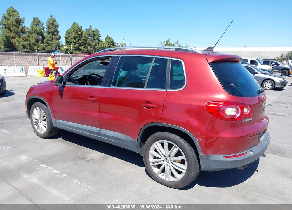 2010 VOLKSWAGEN TIGUAN SE VIN: WVGAV9AX7AW501323