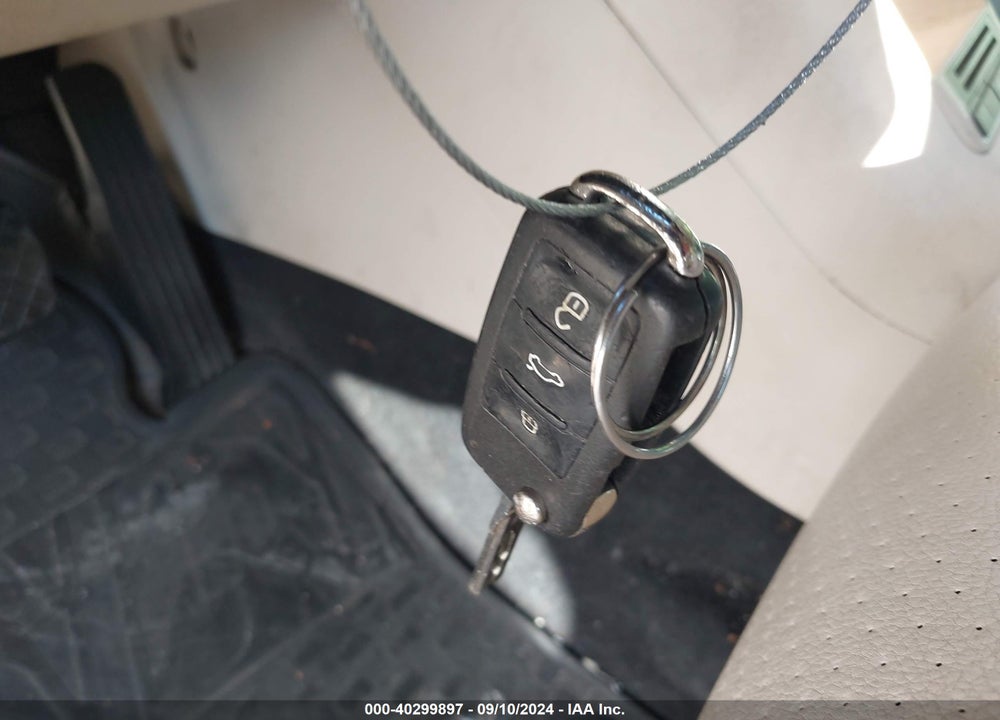 2010 VOLKSWAGEN TIGUAN VIN: WVGAV7AX7AW516327