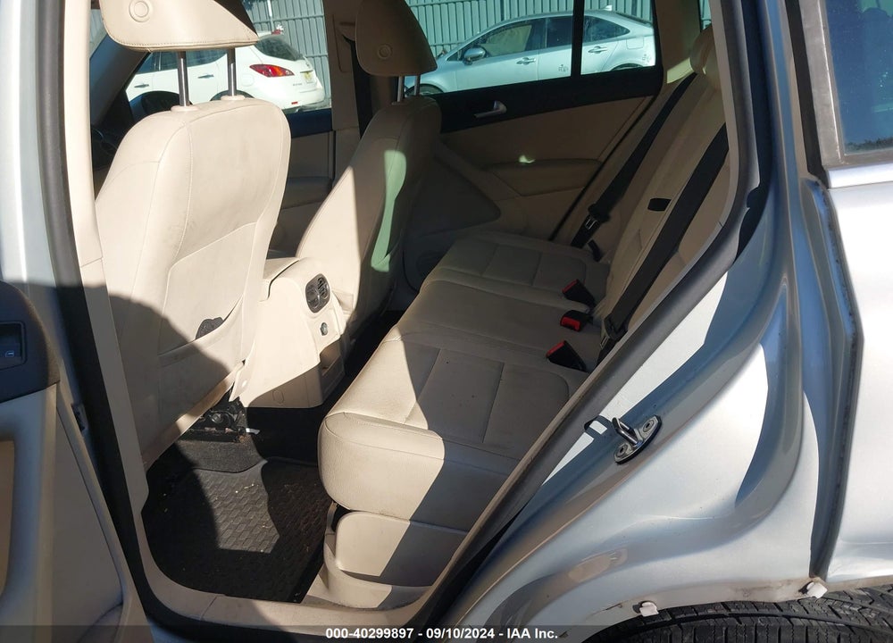 2010 VOLKSWAGEN TIGUAN VIN: WVGAV7AX7AW516327