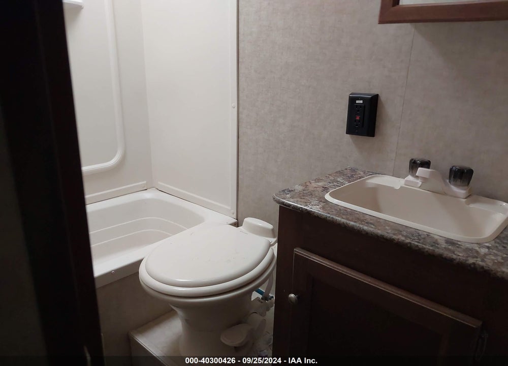 2015 KEYSTONE HIDEOUT M-26BHS VIN: 4YDT26B26FN205520