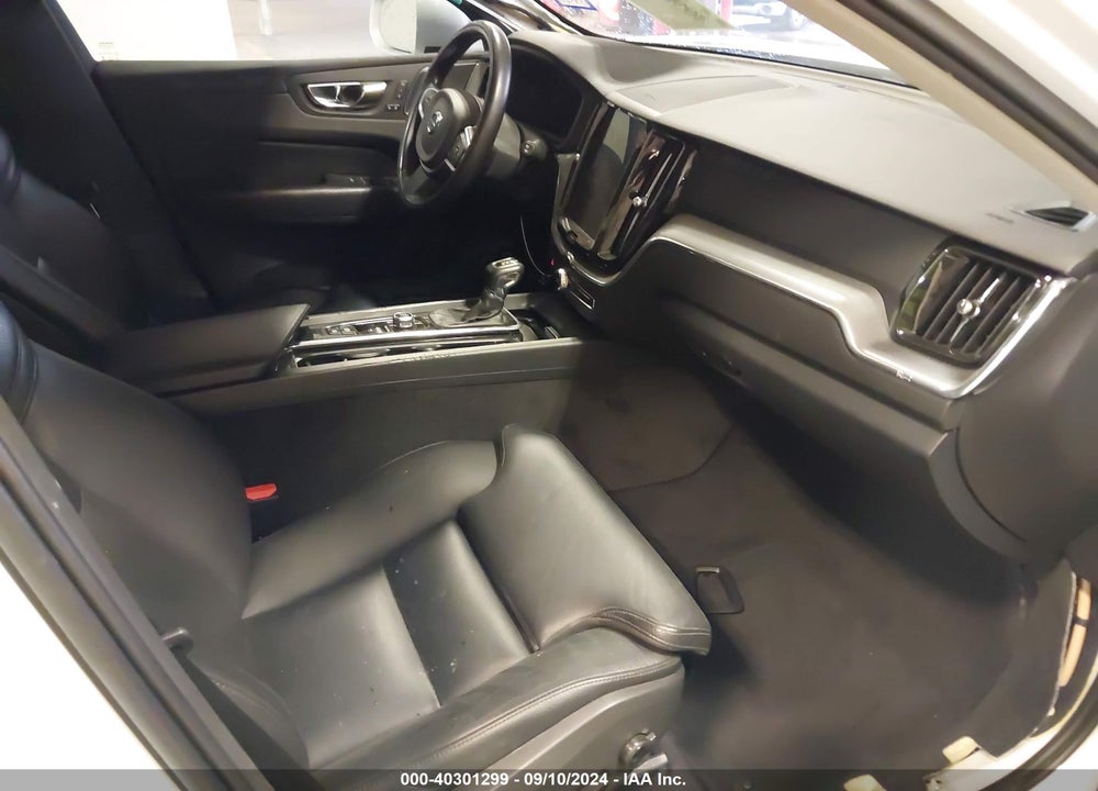 2019 VOLVO XC60 T5 MOMENTUM VIN: LYV102RK5KB178433