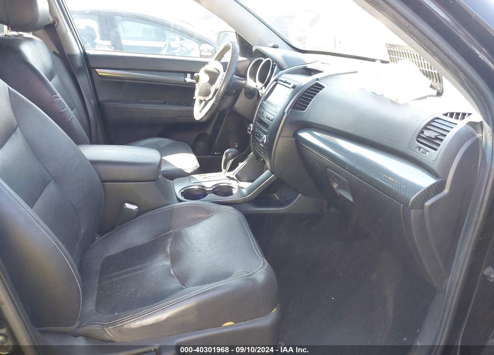 2011 KIA SORENTO SX V6 VIN: 5XYKWDA22BG143608
