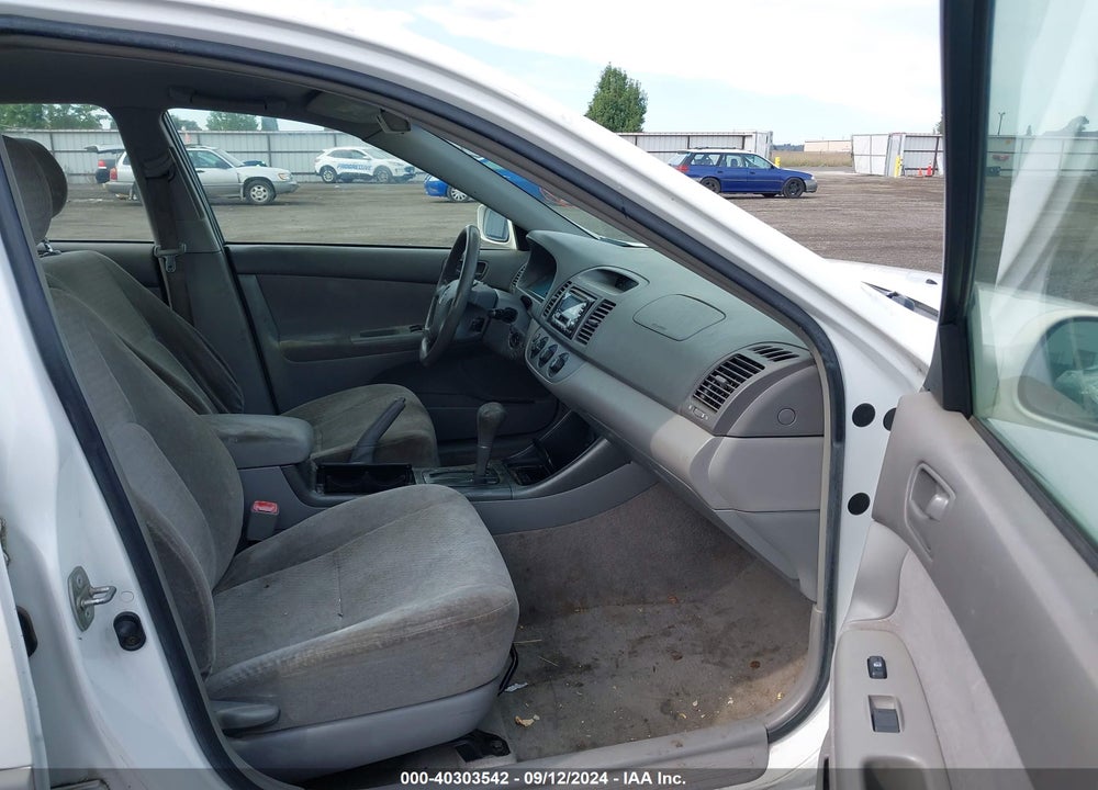 2004 TOYOTA CAMRY LE VIN: JTDBE32K940279111