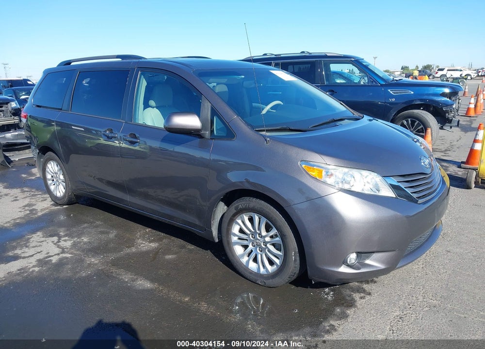 2013 TOYOTA SIENNA XLE V6 8 PASSENGER VIN: 5TDYK3DC3DS351619