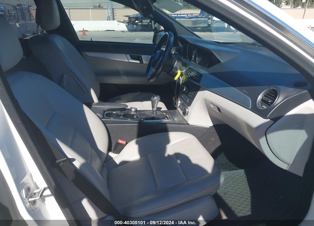 2013 MERCEDES-BENZ C 250 LUXURY/SPORT VIN: WDDGF4HB1DA828056