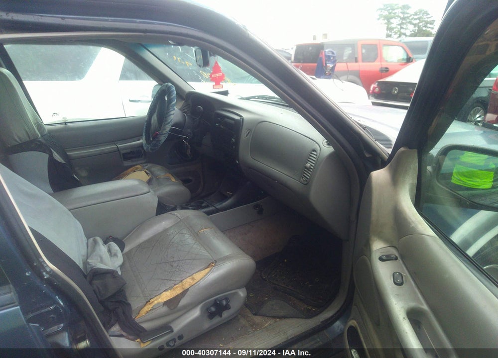 2000 FORD EXPLORER XLT VIN: 1FMZU83P4YZC62657