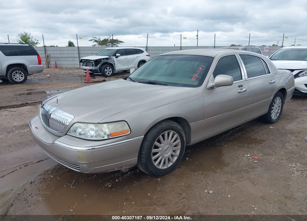2003 LINCOLN TOWN CAR SIGNATURE VIN: 1LNHM82W53Y687906