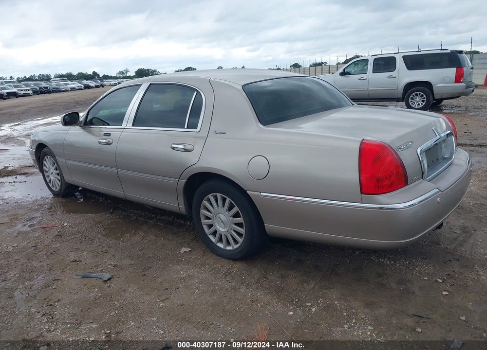 2003 LINCOLN TOWN CAR SIGNATURE VIN: 1LNHM82W53Y687906