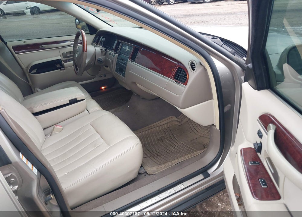 2003 LINCOLN TOWN CAR SIGNATURE VIN: 1LNHM82W53Y687906