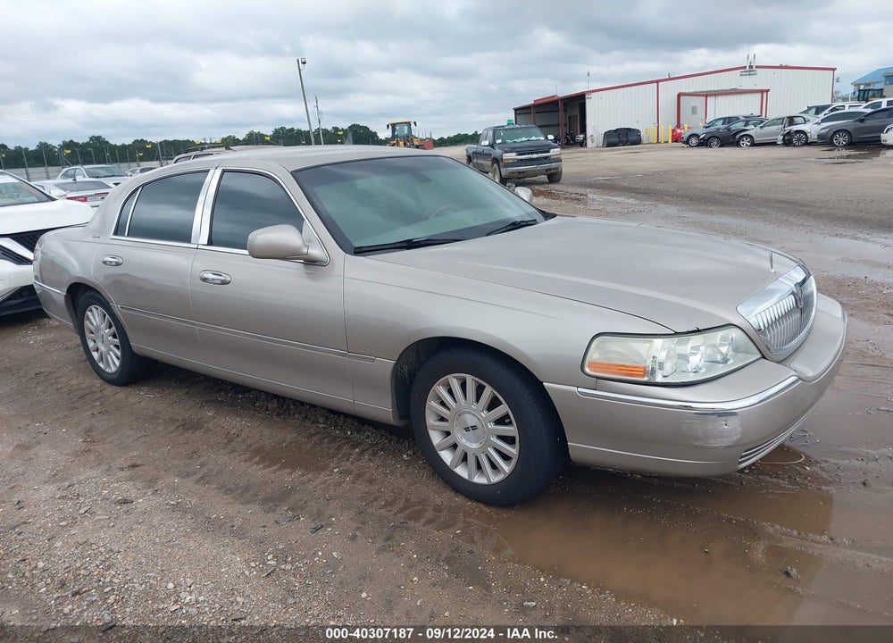 2003 LINCOLN TOWN CAR SIGNATURE VIN: 1LNHM82W53Y687906