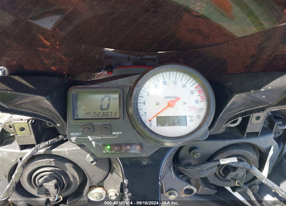 1999 YAMAHA YZFR6 L VIN: JYARJ04E7XA004881