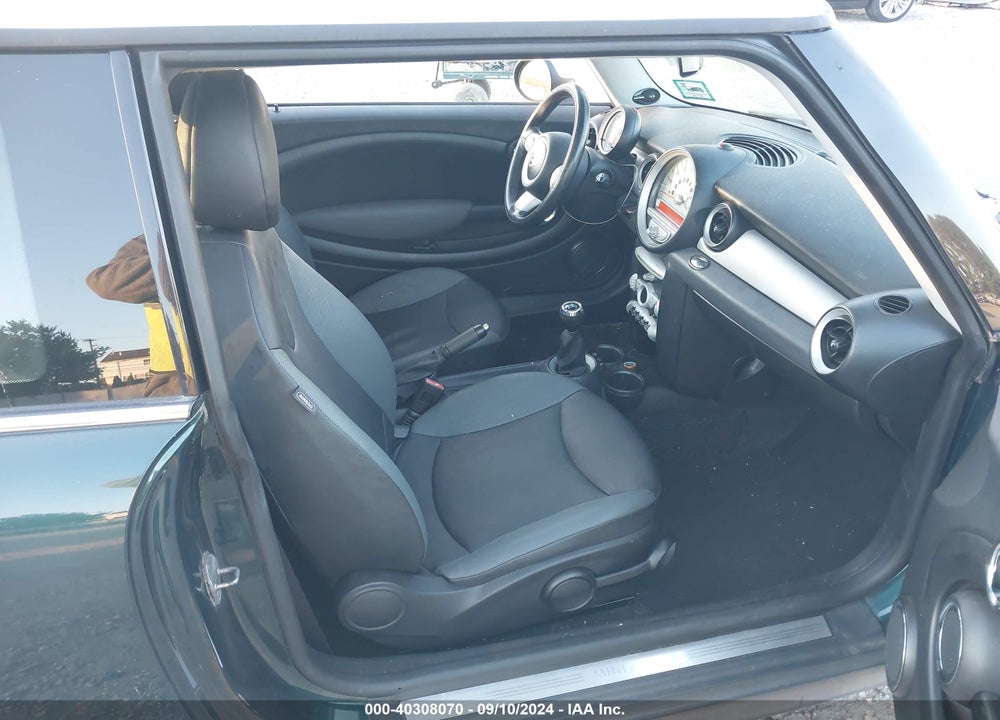 2010 MINI COOPER VIN: WMWMF3C57ATU79720