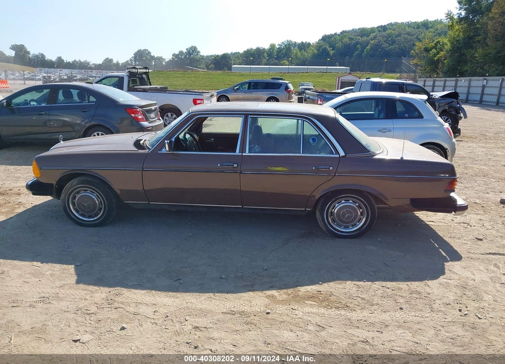 1977 MERCEDES-BENZ 240D VIN: 12312312020436