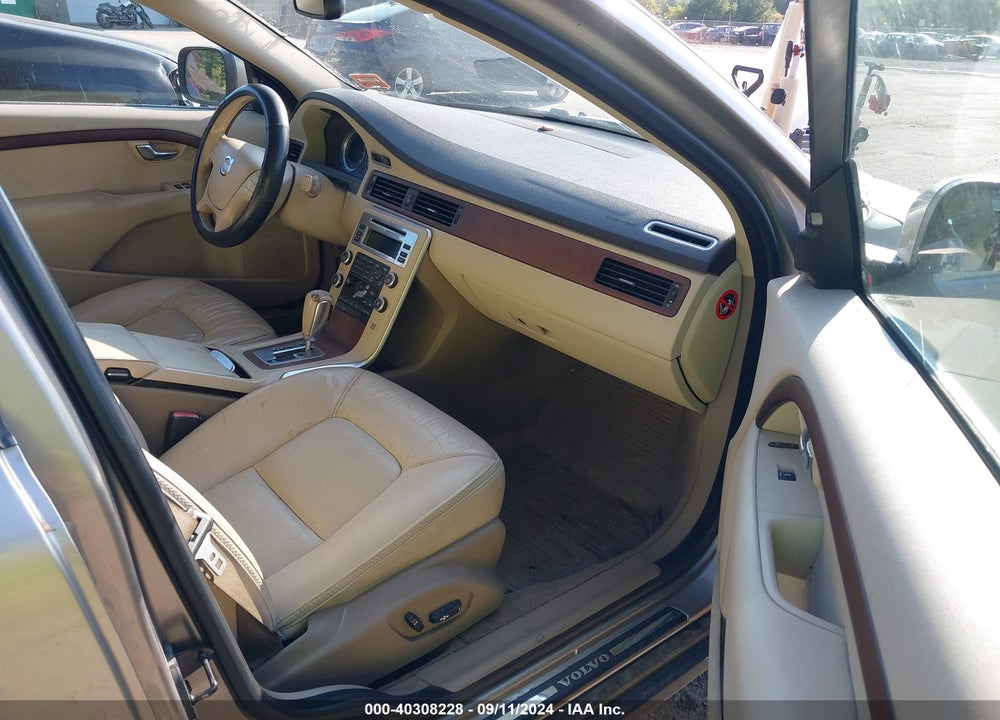 2011 VOLVO XC70 3.2 VIN: YV4952BZ4B1095852