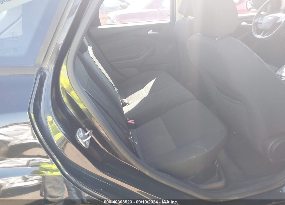 2015 FORD FOCUS SE VIN: 1FADP3K23FL293581
