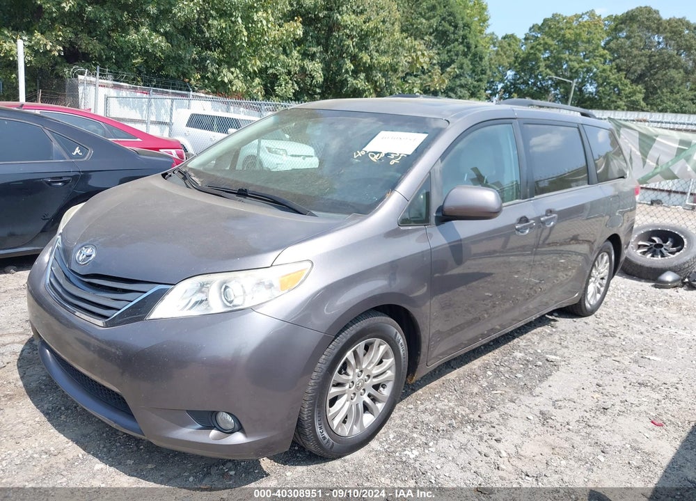 2013 TOYOTA SIENNA XLE V6 8 PASSENGER VIN: 5TDYK3DC3DS315736