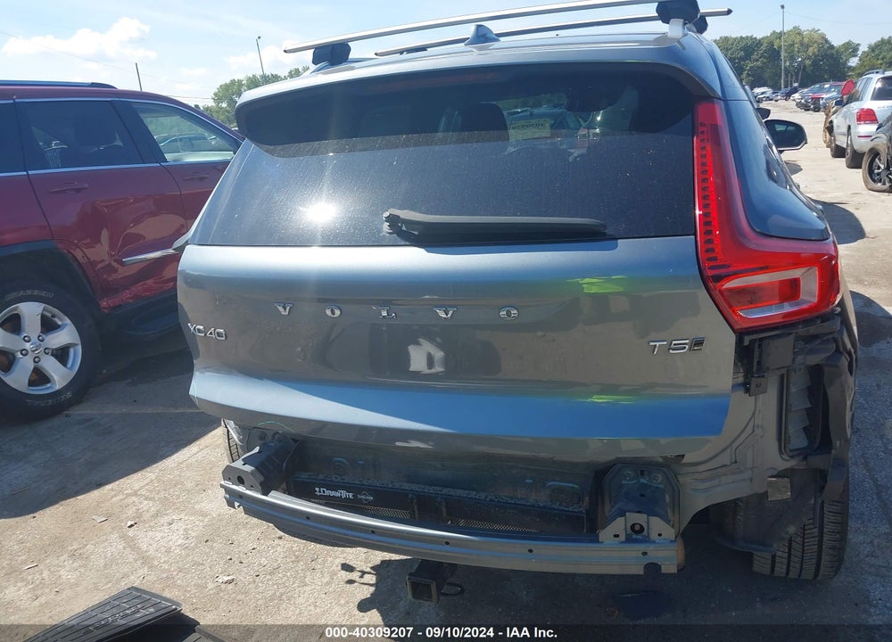 2019 VOLVO XC40 T5 MOMENTUM VIN: YV4162UK0K2119584