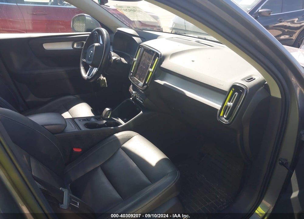 2019 VOLVO XC40 T5 MOMENTUM VIN: YV4162UK0K2119584