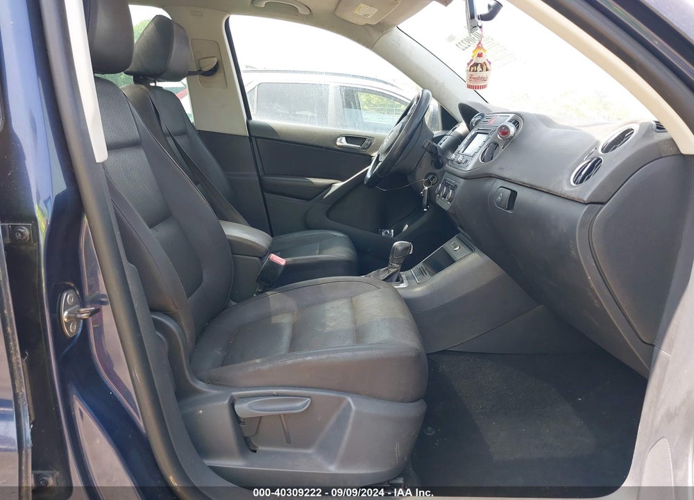 2011 VOLKSWAGEN TIGUAN SE VIN: WVGBV7AX7BW526460