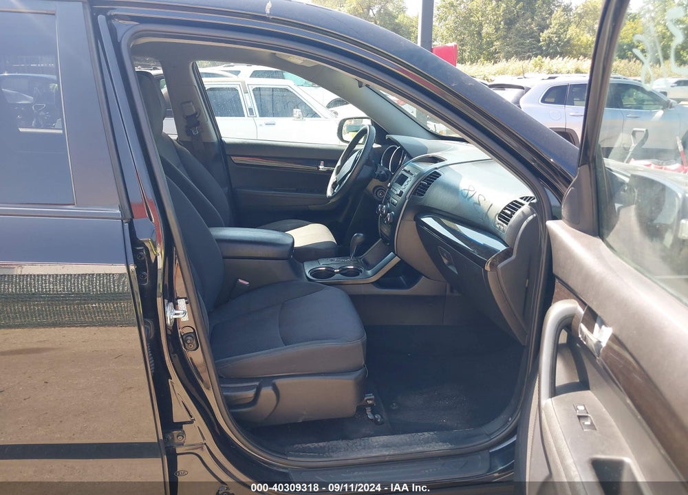 2011 KIA SORENTO LX VIN: 5XYKTCA12BG090189