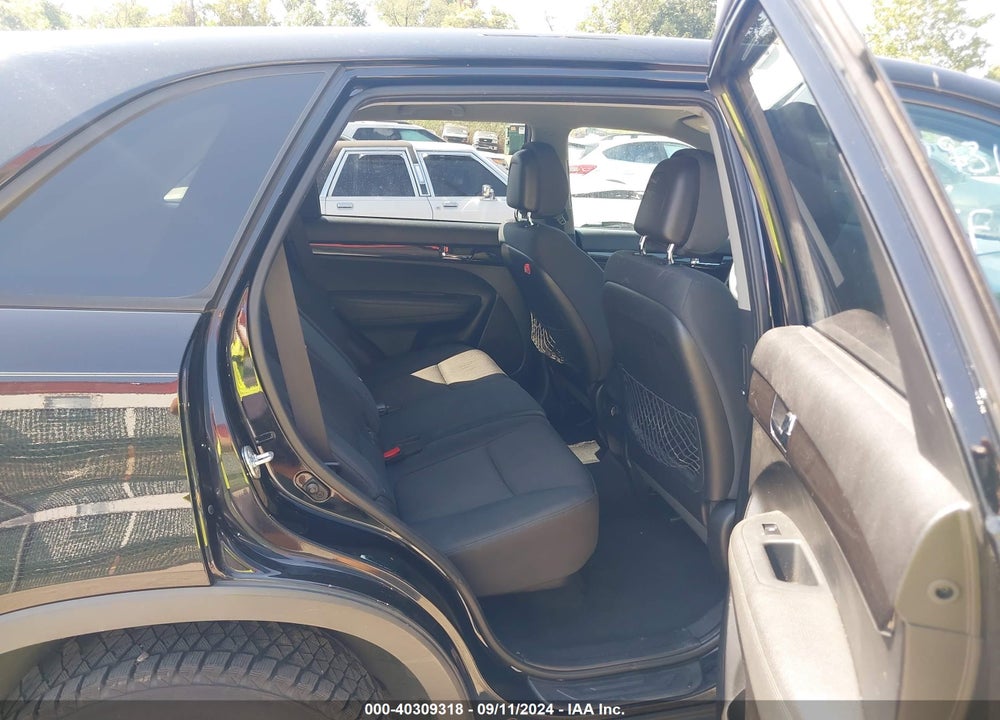2011 KIA SORENTO LX VIN: 5XYKTCA12BG090189