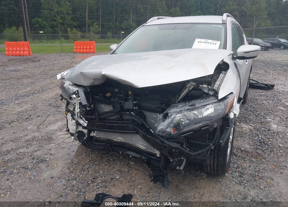 2018 NISSAN ROGUE SV VIN: KNMAT2MT2JP621843