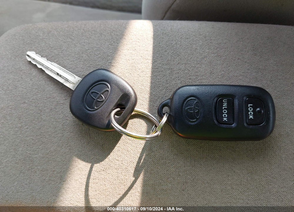 2008 TOYOTA COROLLA LE VIN: 1NXBR32E98Z000345