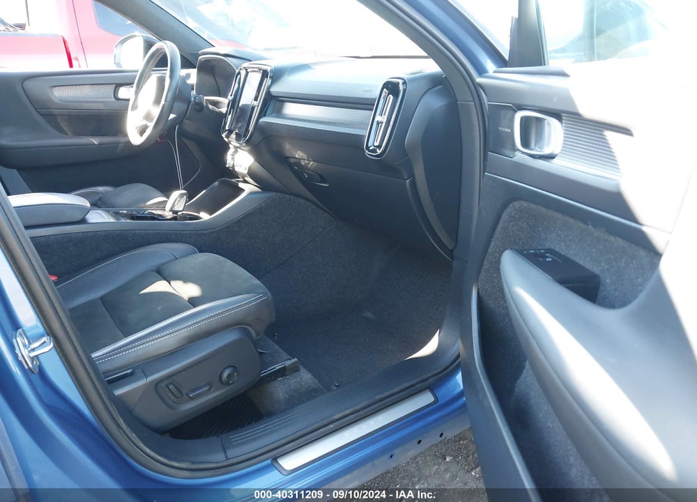 2021 VOLVO XC40 T5 R-DESIGN VIN: YV4162UM5M2460256