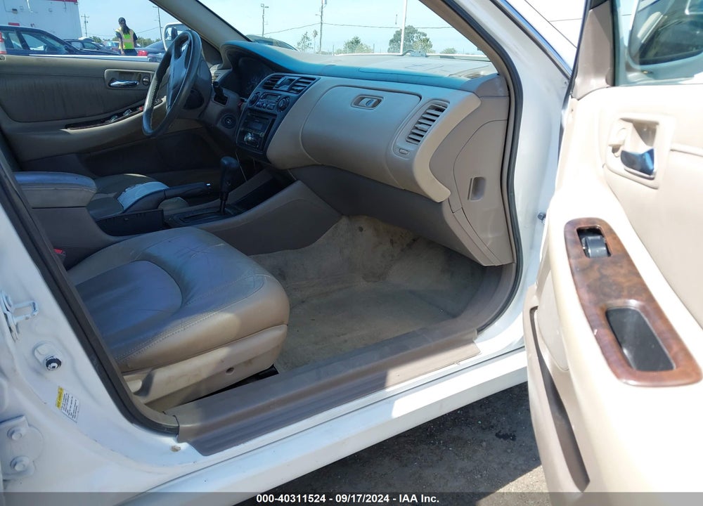 2000 HONDA ACCORD 3.0 EX VIN: 1HGCG1651YA073337