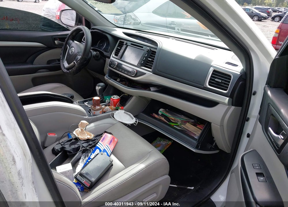 2019 TOYOTA HIGHLANDER XLE VIN: 5TDJZRFH8KS605475
