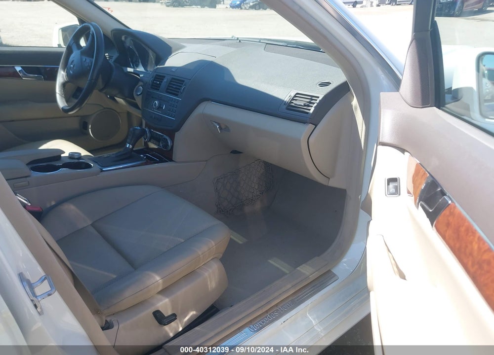 2011 MERCEDES-BENZ C 300 LUXURY/SPORT VIN: WDDGF5EB5BR153868
