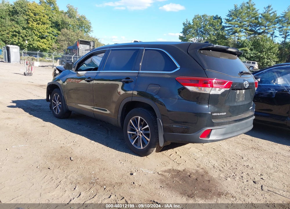 2019 TOYOTA HIGHLANDER XLE VIN: 5TDJZRFH7KS567592