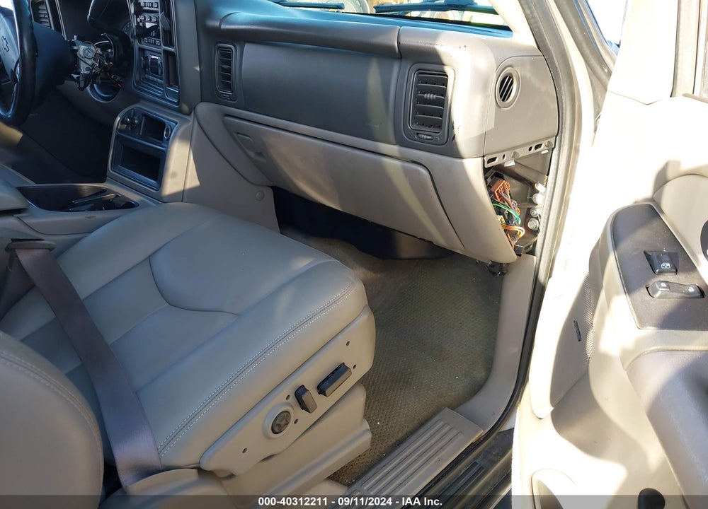 2004 CHEVROLET SUBURBAN 1500 LT VIN: 1GNEC16T24J110415