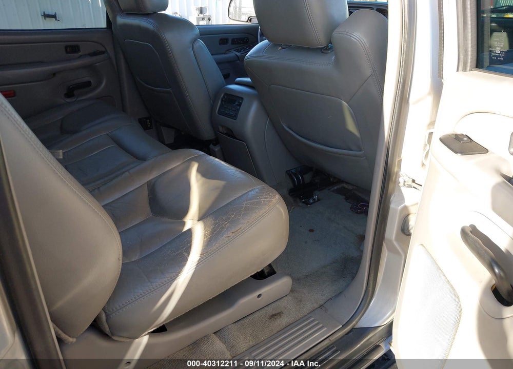 2004 CHEVROLET SUBURBAN 1500 LT VIN: 1GNEC16T24J110415