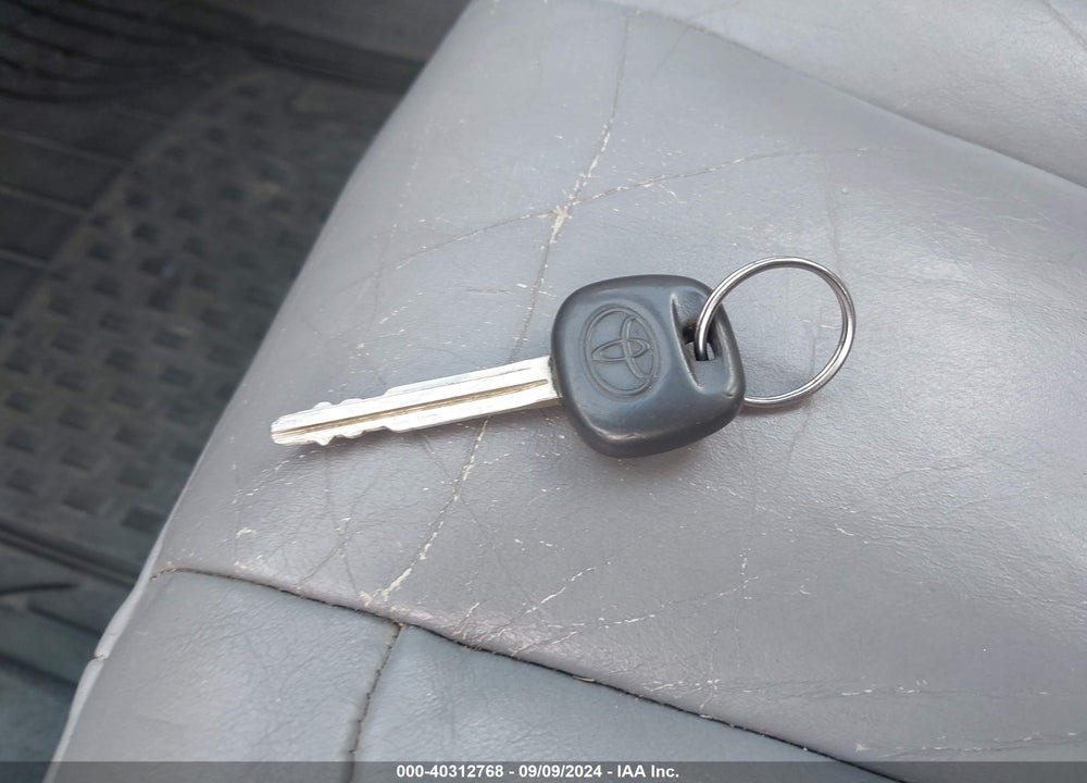 2002 TOYOTA AVALON XLS VIN: 4T1BF28B52U205734