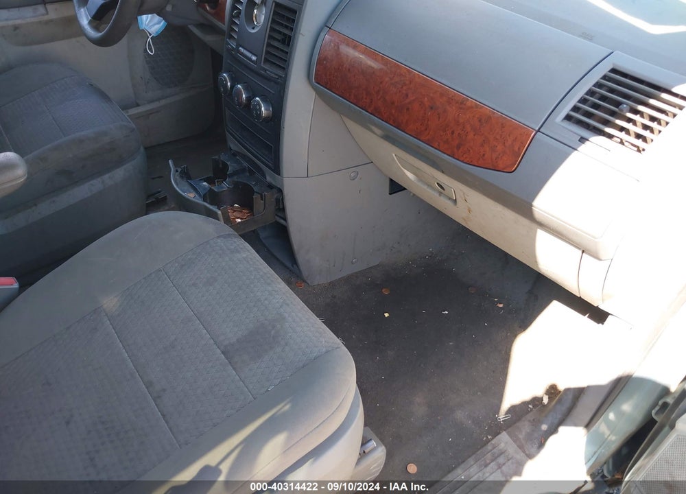 2008 CHRYSLER TOWN & COUNTRY LX VIN: 2A8HR44H58R829527