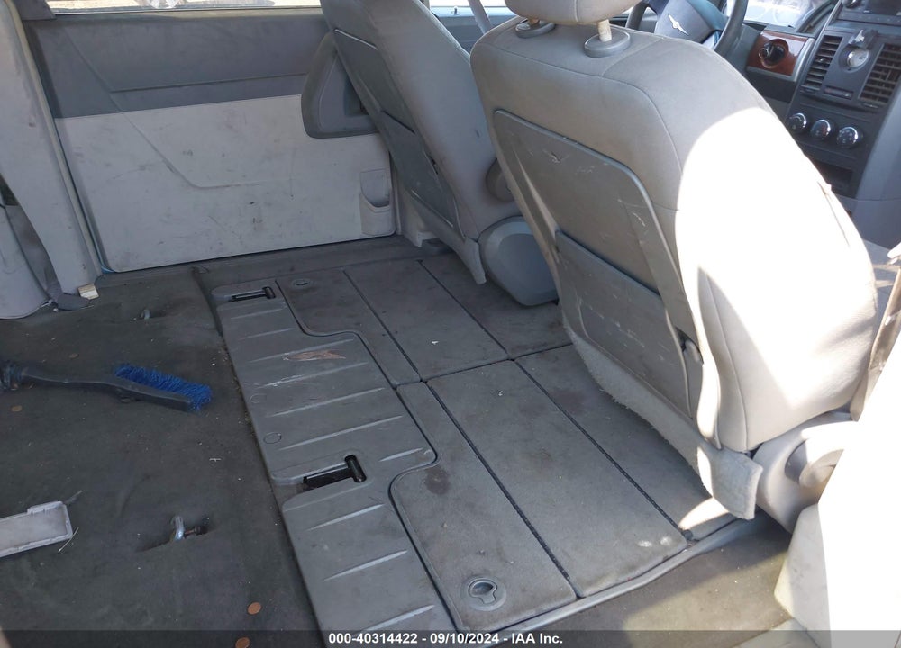 2008 CHRYSLER TOWN & COUNTRY LX VIN: 2A8HR44H58R829527