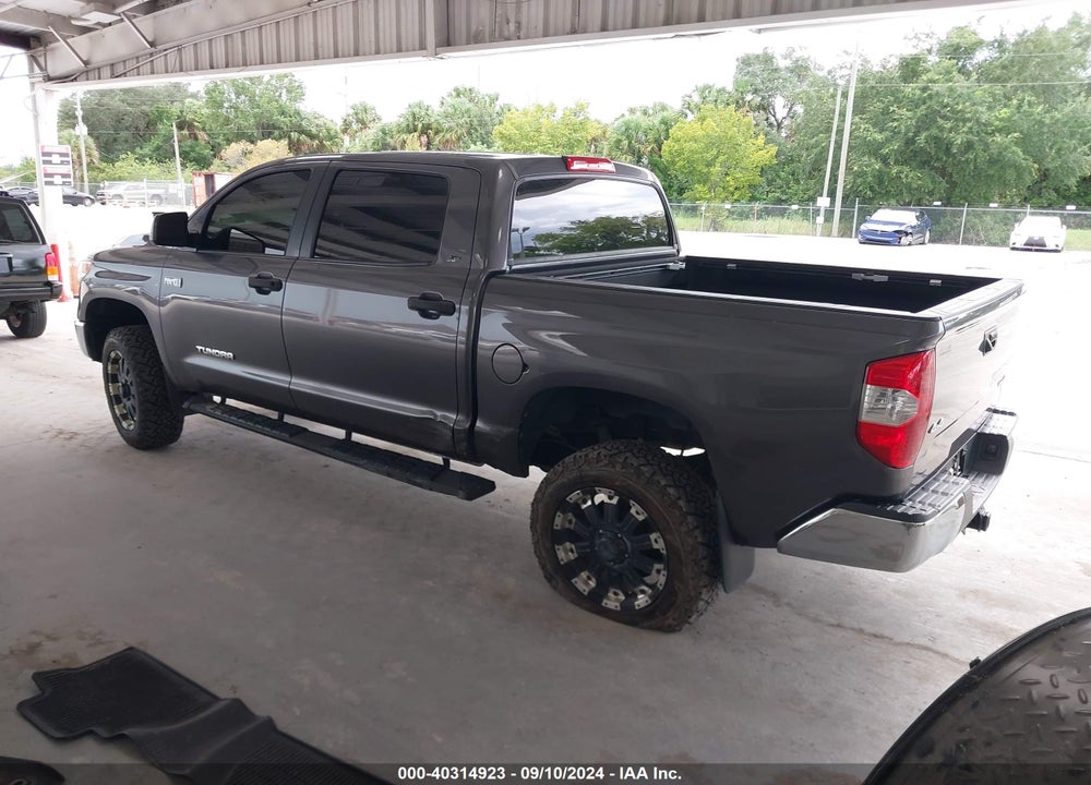 2017 TOYOTA TUNDRA SR5 5.7L V8 VIN: 5TFDW5F14HX650935