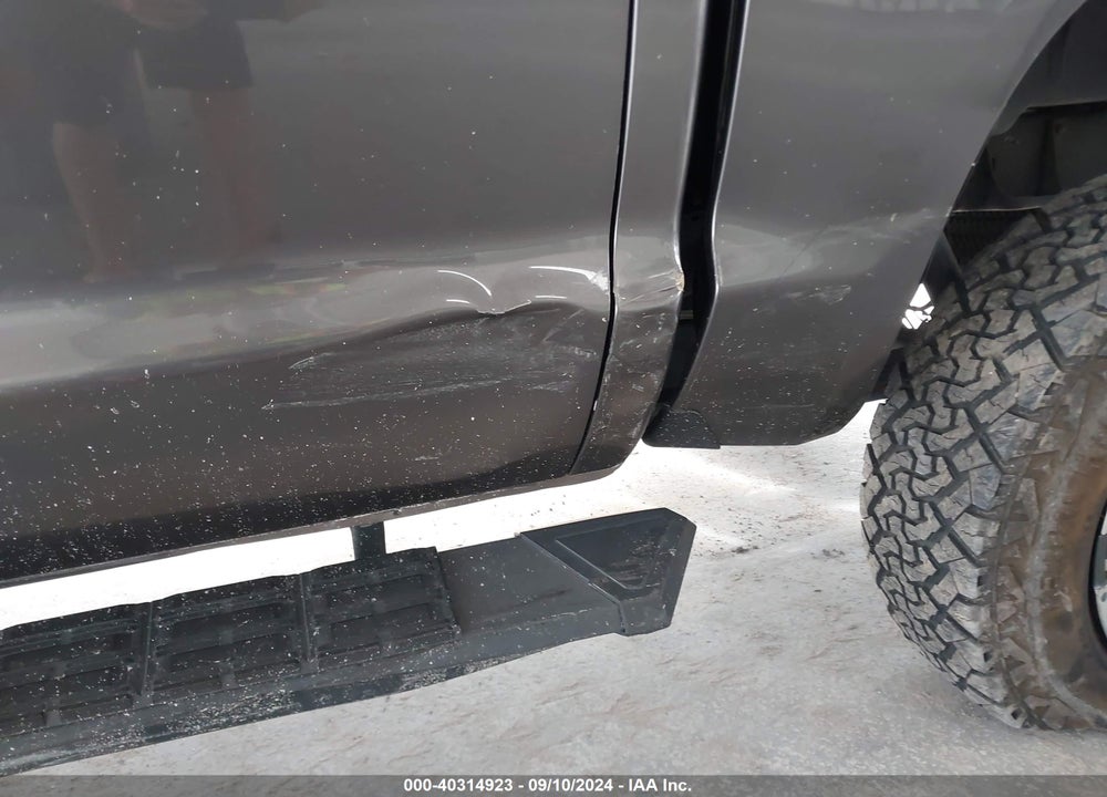 2017 TOYOTA TUNDRA SR5 5.7L V8 VIN: 5TFDW5F14HX650935