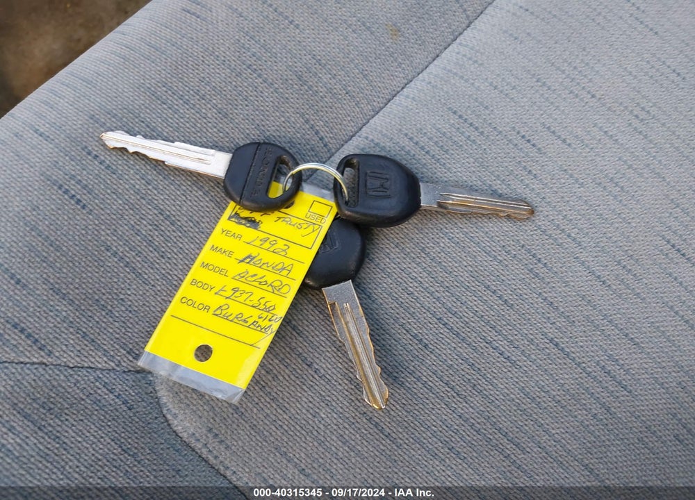 1992 HONDA ACCORD LX VIN: 1HGCB7552NA225589