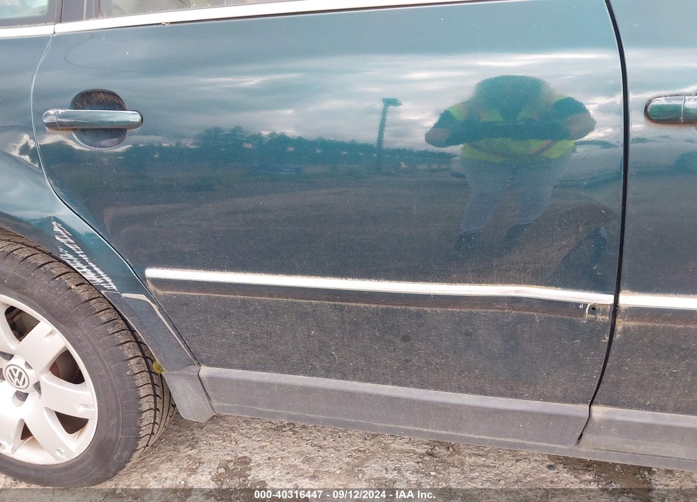 2001 VOLKSWAGEN PASSAT GLX VIN: WVWRH63B51E157379