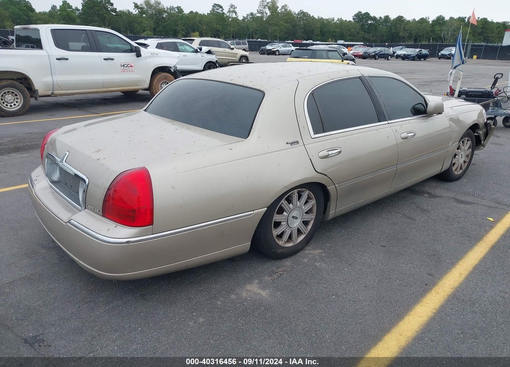 2007 LINCOLN TOWN CAR VIN: 1LNHM82W17Y634254