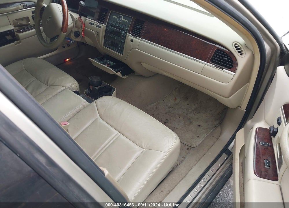 2007 LINCOLN TOWN CAR VIN: 1LNHM82W17Y634254