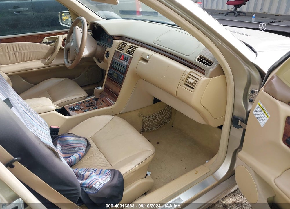 2000 MERCEDES-BENZ E 320 VIN: WDBJF65J3YB127248